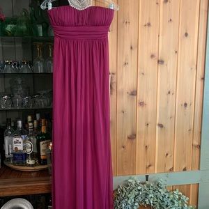 Strapless dress with pearl collar